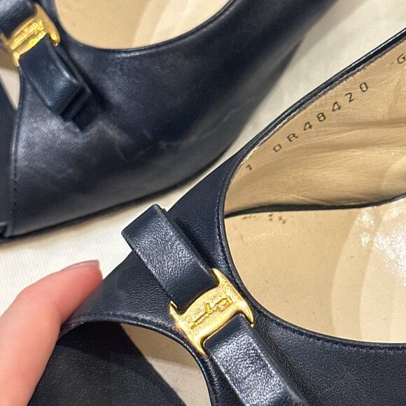 Vintage Salvatore Ferragamo Navy Bow Slingback Heels – Size 8.5C - Picture 10 of 15